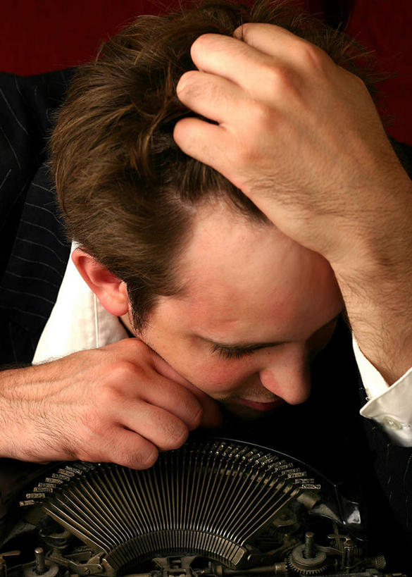 西方人,脸,头,脸颊,一个人,坐,哭,竖图,俯视,室内,特写,白天,西装,欧洲,欧洲人,仅一个男性,仅一个人,套装,正装,职业装,仅一个年轻男性,打字机,男人,男性,年轻男性,白种人,头部,脸部,脸蛋,面部,坐着,半身,彩图,高角度拍摄,哭泣,哭啼