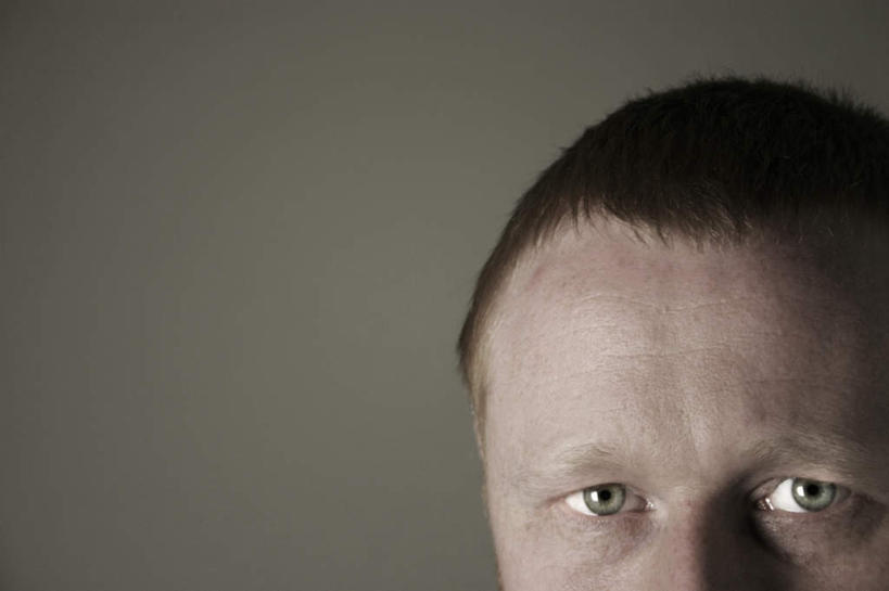 西方人,脸,头,脸颊,一个人,站,横图,室内,特写,白天,正面,欧洲,欧洲人,仅一个男性,仅一个人,注视,仅一个年轻男性,观察,看,站着,观看,悲伤,察看,伤心,关注,哀痛,悲戚,悲痛,男人,男性,年轻男性,白种人,头部,脸部,脸蛋,面部,站立,半身,彩图