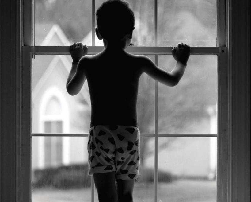 西方人,儿童,一个人,站,横图,黑白,室内,白天,纯洁,窗户,欧洲,欧洲人,仅一个男性,仅一个人,握,玻璃窗,小孩,背面,站着,仅一个小孩,可爱,童年,童趣,握着,童真,烂漫,无邪,天真,男孩,男人,男性,白种人,孩子,站立,半身,男生