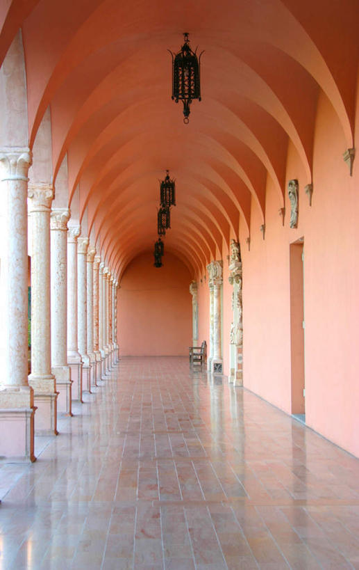 无人,竖图,室外,白天,正面,旅游,度假,名胜古迹,标志建筑,地标,建筑,路灯,照明,美国,遗迹,柱子,走道,走廊,过道,灯光,古迹,文物,娱乐,建设,古建筑,灯,享受,休闲,旅游胜地,放松,照亮,北美,北美洲,照明设备,美洲,古文明,佛罗里达,佛罗里达州,佛州,阳光州,北亚美利加洲,亚美利加洲,萨拉索塔,彩图