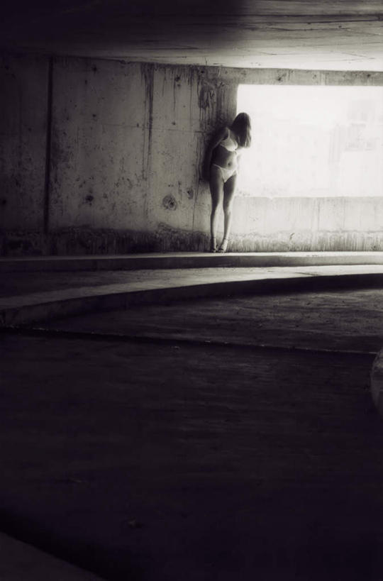 西方人,一个人,停车场,站,竖图,室内,白天,正面,窗户,欧洲,欧洲人,仅一个年轻女性,仅一个女性,仅一个人,内裤,内衣,墙,玻璃窗,墙壁,墙面,站着,胸罩,文胸,乳罩,胸衣,年轻女性,女人,女性,白种人,站立,彩图,全身,泊车场