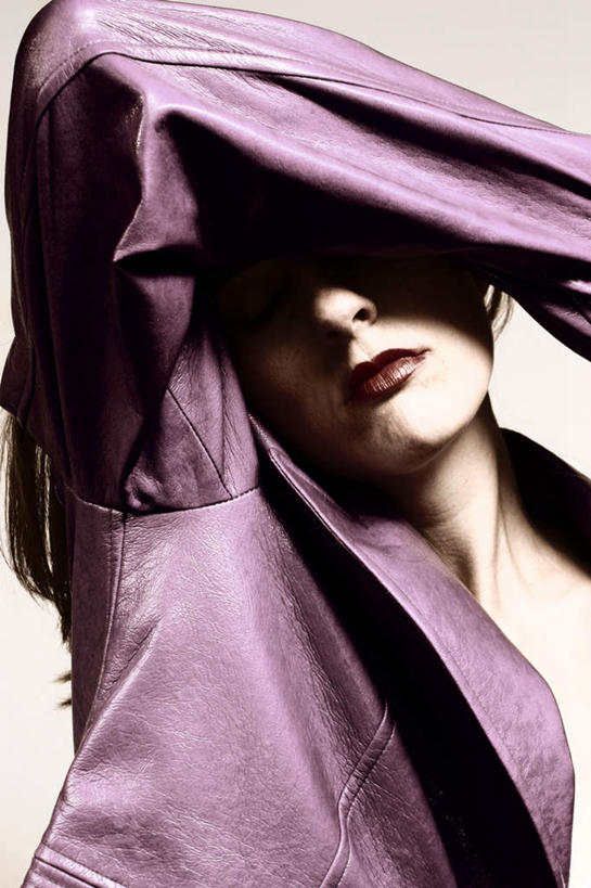 西方人,一个人,站,竖图,室内,白天,白色背景,正面,衬衫,欧洲,欧洲人,仅一个年轻女性,仅一个女性,仅一个人,站着,遮,遮掩,摄影,影棚,掩盖,遮挡,遮盖,掩饰,年轻女性,女人,女性,白种人,站立,半身,彩图,影棚拍摄,衬衣,拍摄