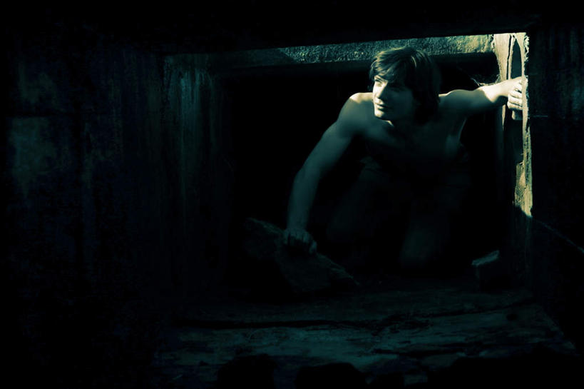 西方人,一个人,横图,室内,白天,正面,欧洲,欧洲人,仅一个年轻女性,仅一个女性,仅一个人,墙,注视,墙壁,墙面,观察,看,趴着,观看,察看,关注,年轻女性,女人,女性,白种人,趴,半身,彩图