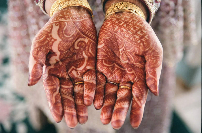 东方人,一个人,站,捧,横图,俯视,室内,白天,时尚,亚洲,仅一个年轻女性,仅一个女性,仅一个人,朦胧,模糊,黄种人,文化,纹身,站着,个性,信仰,刺青,追求,想象,文身,勇气,崇拜,张扬,年轻女性,女人,女性,亚洲人,端,端着,捧着,手捧,站立,半身,彩图,高角度拍摄