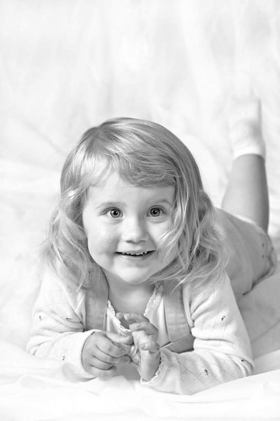 西方人,儿童,一个人,竖图,黑白,室内,白天,正面,纯洁,欧洲,欧洲人,仅一个女性,仅一个人,注视,小孩,观察,看,趴着,仅一个小孩,金色,可爱,童年,童趣,观看,察看,关注,童真,烂漫,无邪,天真,女孩,女人,女性,白种人,孩子,长发,趴,半身,女生