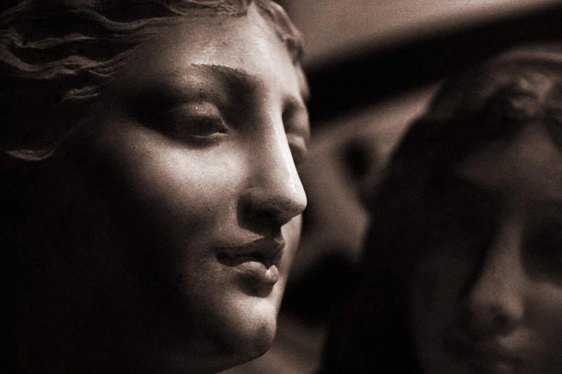 脸,头,脸颊,一个人,无人,横图,室内,白天,正面,镜子,雕塑,仅一个年轻女性,仅一个女性,仅一个人,艺术,装饰,雕刻,雕像,石雕,工艺品,纪念,美术,镜像,镜面,主题,陈列,功能,美学,年轻女性,女人,女性,头部,脸部,脸蛋,面部,半身,彩图