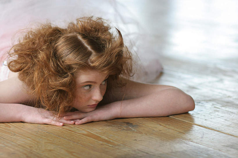 西方人,儿童,一个人,横图,俯视,室内,白天,裙子,纯洁,地板,欧洲,欧洲人,仅一个女性,仅一个人,地面,注视,木地板,小孩,观察,看,趴着,仅一个小孩,可爱,童年,童趣,短裙,观看,察看,高贵,关注,公主,童真,烂漫,无邪,尊贵,芭蕾舞裙,芭蕾裙,高尚,崇高,天真,女孩,女人,女性,白种人,孩子,趴,半身,彩图,高角度拍摄,女生