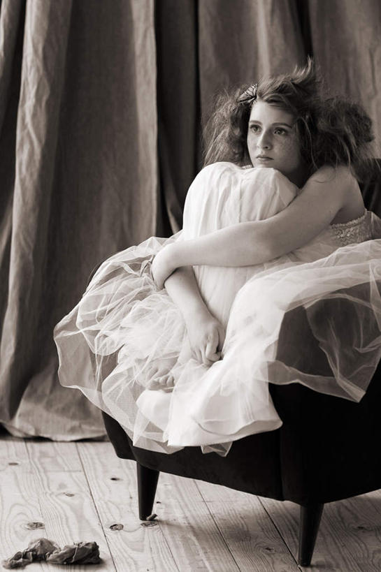 西方人,一个人,客厅,坐,抱,竖图,室内,白天,正面,窗帘,沙发,欧洲,欧洲人,仅一个年轻女性,仅一个女性,仅一个人,服装,注视,休闲装,衣服,观察,看,休闲,休闲服,服饰,抱着,观看,长袜,察看,起居室,搂着,裤袜,关注,布艺沙发,客堂,年轻女性,女人,女性,白种人,怀抱,搂,搂抱,相抱,拥抱,坐着,彩图,全身