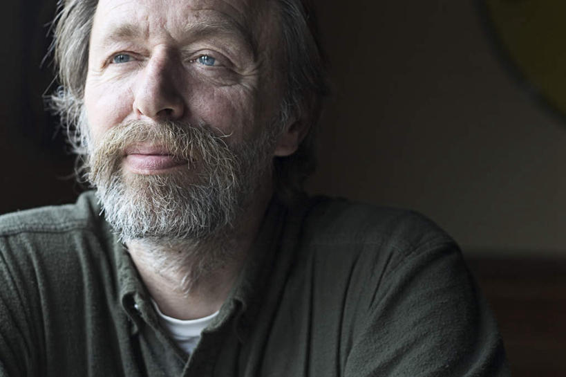 西方人,脸,头,脸颊,胡须,一个人,坐,笑,微笑,横图,室内,白天,正面,欧洲,欧洲人,仅一个男性,仅一个人,服装,注视,休闲装,衣服,观察,看,仅一个老年男性,休闲,休闲服,服饰,观看,察看,平和,关注,和气,和善,老年男性,男人,男性,白种人,头部,胡子,络腮胡,脸部,脸蛋,面部,坐着,半身,彩图,和蔼