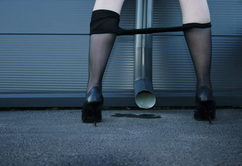 西方人,一个人,站,横图,室内,白天,金属制品,欧洲,欧洲人,仅一个年轻女性,仅一个女性,仅一个人,小便,裤子,金属,管子,管道,袜子,背面,站着,张开双腿,丝袜,尿,裤袜,长筒袜,排泄物,吊带袜,还元汤,轮回酒,人尿,年轻女性,女人,女性,白种人,站立,半身,彩图