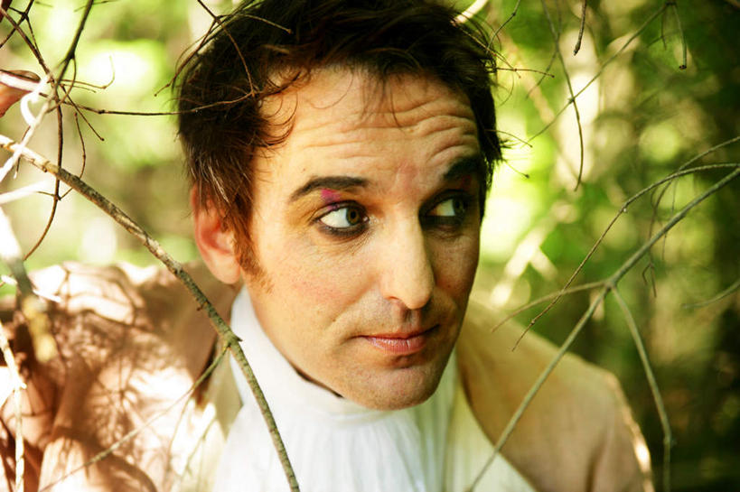 西方人,脸,头,脸颊,一个人,笑,微笑,横图,室外,白天,正面,化妆,美容,叶子,欧洲,欧洲人,仅一个男性,仅一个人,护肤,绿叶,古典,注视,仅一个年轻男性,观察,看,保养,享受,休闲,嫩叶,放松,保健,眼线,观看,察看,关注,养颜,男人,男性,年轻男性,白种人,头部,脸部,脸蛋,面部,叶,叶片,半身,彩图