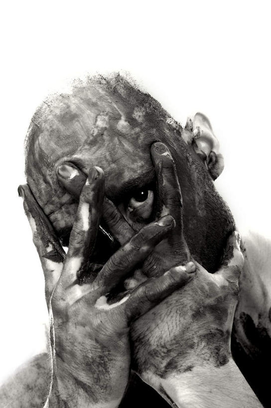 西方人,脸,头,脸颊,秃头,一个人,举,竖图,黑白,室内,特写,白天,白色背景,正面,欧洲,欧洲人,仅一个男性,仅一个人,泥土,裸露,仅一个年轻男性,托,疼痛,遮,遮掩,摄影,肮脏,影棚,赤裸,悲伤,掩盖,遮挡,痛苦,裸,遮盖,邋遢,掩饰,疾苦,苦楚,龌龊,污秽,男人,男性,年轻男性,白种人,头部,光头,无发,脸部,脸蛋,面部,举起,举手,举着,向上举,向上伸,向上托,半身,影棚拍摄,拍摄,五指张开