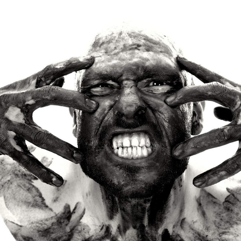 西方人,脸,头,脸颊,秃头,一个人,举,方图,黑白,室内,特写,白天,白色背景,正面,欧洲,欧洲人,仅一个男性,仅一个人,泥土,裸露,仅一个年轻男性,托,疼痛,遮,遮掩,摄影,肮脏,影棚,赤裸,悲伤,掩盖,遮挡,痛苦,裸,遮盖,呲牙,邋遢,掩饰,疾苦,苦楚,龌龊,污秽,男人,男性,年轻男性,白种人,头部,光头,无发,脸部,脸蛋,面部,举起,举手,举着,向上举,向上伸,向上托,半身,影棚拍摄,拍摄,五指张开