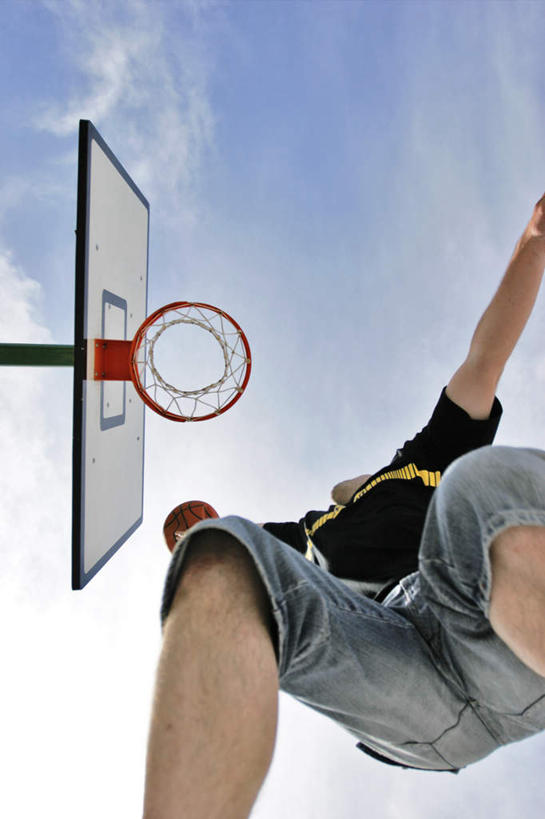 西方人,一个人,跳,举,伸展双臂,竖图,室外,白天,仰视,篮球,欧洲,欧洲人,仅一个男性,仅一个人,篮球框,云,云朵,篮球装备,篮板,半空,云彩,运动器械,仅一个年轻男性,一个,蓝色,白云,蓝天,天空,天,托,健身器械,篮球网,晴朗,单个,健身器材,篮球运动,篮球板,男人,男性,年轻男性,白种人,晴空,敞开双臂,举起,举手,举着,伸开双臂,抬头,跳跃,向上举,向上伸,向上托,仰头,展开双肩,张开手臂,张开双臂,半身,彩图,低角度拍摄,运动器材