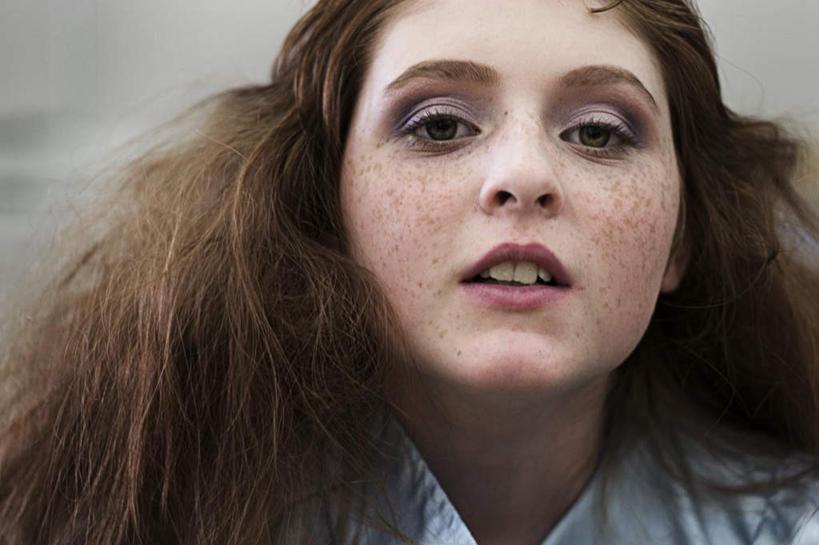 西方人,脸,头,脸颊,一个人,横图,室外,特写,白天,正面,化妆,美容,欧洲,欧洲人,仅一个年轻女性,仅一个女性,仅一个人,护肤,斑点,棕色,注视,观察,看,保养,享受,休闲,眼影,放松,保健,观看,察看,雀斑,关注,眼妆,养颜,雀瘢,年轻女性,女人,女性,白种人,头部,长发,脸部,脸蛋,面部,半身,彩图