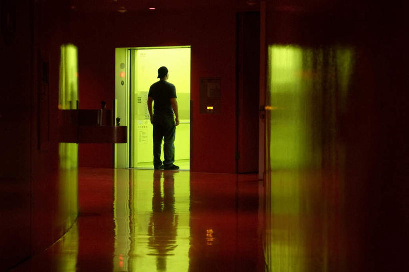 西方人,一个人,站,横图,室内,白天,电梯,欧洲,欧洲人,仅一个男性,仅一个人,阴影,反射,隧道,影子,运输工具,注视,仅一个年轻男性,背面,倒影,观察,看,站着,升降梯,观看,察看,倒映,地道,关注,反照,男人,男性,年轻男性,白种人,站立,彩图,全身,升降设备