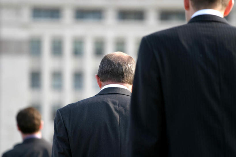 西方人,秃头,三个人,同事,商务人士,商务男性,高楼大厦,站,横图,室外,白天,仰视,衬衫,成功,合作,团队,集体,信心,大厦,建筑,摩天大楼,欧洲,欧洲人,阴影,套装,列队,光线,影子,队伍,阳光,楼宇,排队,站着,领导,成就,商务装,合伙,领袖,工薪阶层,男人,男性,中年男性,白种人,光头,无发,白领,上班族,站立,半身,彩图,低角度拍摄,衬衣,大楼,高层建筑,高楼,摩天楼