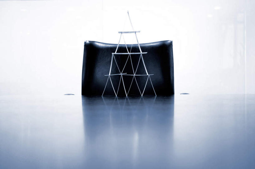 无人,横图,室内,白天,正面,旅游,度假,名胜古迹,桌子,地标,椅子,阴影,遗迹,立体,反射,空间,三角形,影子,办公桌,古迹,历史,文物,娱乐,古建筑,黑色,会议椅,模型,享受,休闲,旅游胜地,金字塔,放松,规划,模具,办公椅,陵墓,古文明,古代七大奇迹,方锥形,商务椅,培训椅,直观,建筑模型,建筑设计,设计,彩图,标志性建筑