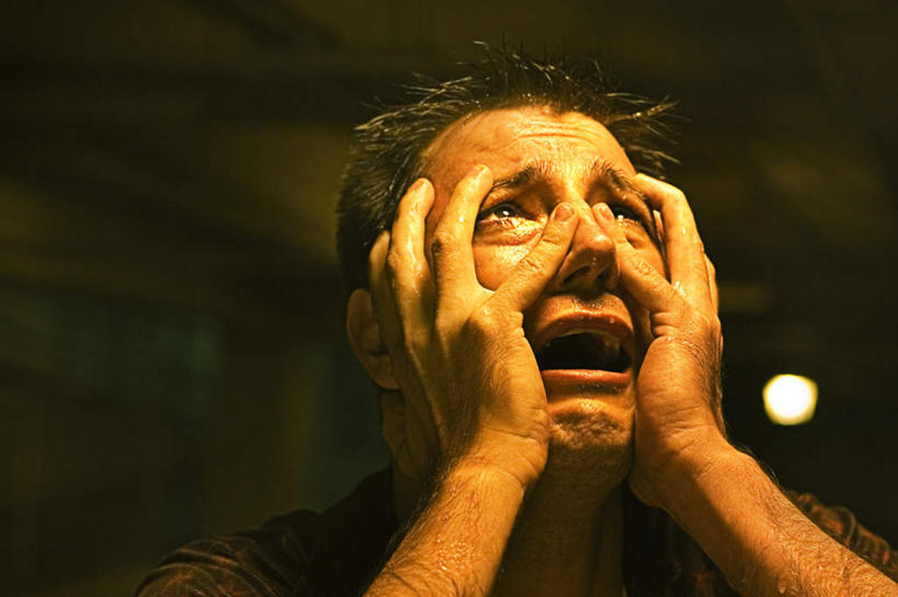 西方人,一个人,举,横图,室内,白天,正面,失败,欧洲,欧洲人,仅一个男性,仅一个人,仅一个中年男性,抱头,沮丧,朦胧,模糊,注视,观察,看,托,张嘴,难受,无奈,遮,遮掩,观看,失望,悲伤,察看,掩盖,伤心,遮挡,难过,关注,失落,张大嘴巴,遮盖,颓废,挫败,受挫,落败,落空,错过,失足,失意,失策,失算,颓丧,衰颓,悲哀,懊丧,颓靡,气馁,丧气,掩饰,捧首,捧头,抽泣,堕泪,呜咽,饮泣,败北,挫折,失利,男人,男性,中年男性,白种人,张开嘴,举起,举手,举着,向上举,向上伸,向上托,半身,彩图,哭泣,啼哭