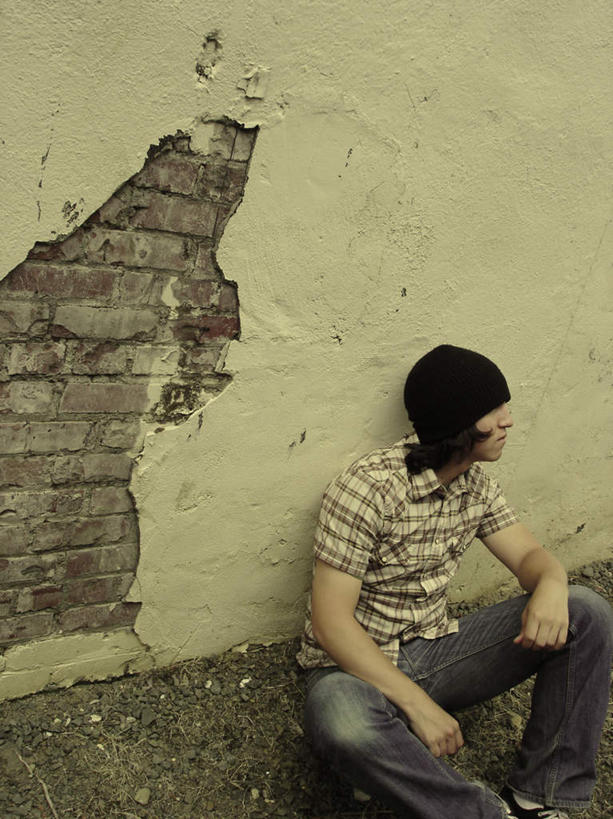 东方人,一个人,坐,竖图,俯视,室外,白天,帽子,亚洲,仅一个男性,仅一个人,阴影,服装,光线,影子,墙,扭头,注视,休闲装,黄种人,破坏,破损,墙壁,墙面,仅一个年轻男性,衣服,阳光,观察,看,转头,休闲,休闲服,服饰,观看,损坏,察看,关注,饥饿,无边帽,男人,男性,年轻男性,亚洲人,坐着,半身,彩图,高角度拍摄