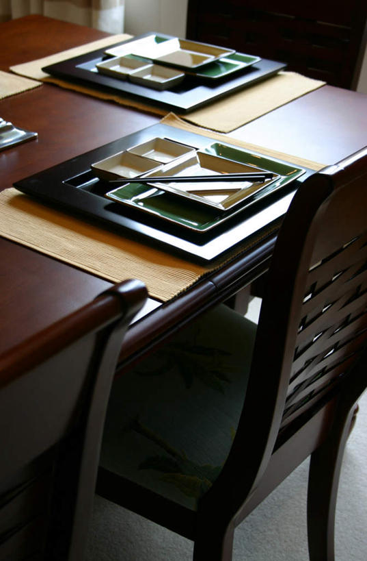 无人,竖图,俯视,室内,白天,筷子,桌子,餐具,椅子,托盘,一双,阴影,反射,木制,饭盒,影子,办公桌,木椅,文化,传统,两个,木制品,便当盒,礼节,礼仪,进餐用具,彩图,高角度拍摄