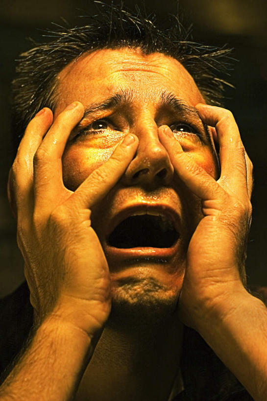 西方人,一个人,举,竖图,室内,白天,正面,失败,欧洲,欧洲人,仅一个男性,仅一个人,仅一个中年男性,抱头,沮丧,朦胧,模糊,注视,观察,看,托,张嘴,难受,无奈,遮,遮掩,观看,失望,悲伤,察看,掩盖,伤心,遮挡,难过,关注,失落,张大嘴巴,遮盖,颓废,挫败,受挫,落败,落空,错过,失足,失意,失策,失算,颓丧,衰颓,悲哀,懊丧,颓靡,气馁,丧气,掩饰,捧首,捧头,抽泣,堕泪,呜咽,饮泣,败北,挫折,失利,男人,男性,中年男性,白种人,张开嘴,举起,举手,举着,向上举,向上伸,向上托,半身,彩图,哭泣,啼哭