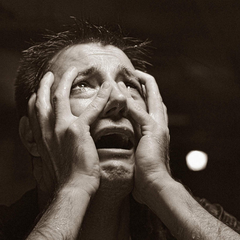 西方人,一个人,举,方图,黑白,室内,白天,正面,失败,欧洲,欧洲人,仅一个男性,仅一个人,仅一个中年男性,抱头,沮丧,朦胧,模糊,注视,观察,看,托,张嘴,难受,无奈,遮,遮掩,观看,失望,悲伤,察看,掩盖,伤心,遮挡,难过,关注,失落,张大嘴巴,遮盖,颓废,挫败,受挫,落败,落空,错过,失足,失意,失策,失算,颓丧,衰颓,悲哀,懊丧,颓靡,气馁,丧气,掩饰,捧首,捧头,抽泣,堕泪,呜咽,饮泣,败北,挫折,失利,男人,男性,中年男性,白种人,张开嘴,举起,举手,举着,向上举,向上伸,向上托,半身,哭泣,啼哭