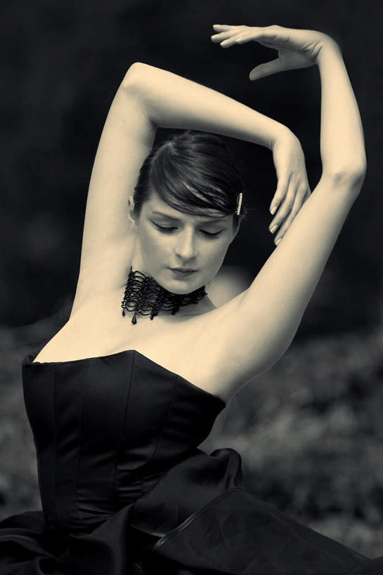 西方人,一个人,模特,举,竖图,室外,白天,正面,裙子,跳舞,项链,欧洲,欧洲人,仅一个年轻女性,仅一个女性,仅一个人,连衣裙,服装,朦胧,模糊,装饰,注视,休闲装,装饰品,衣服,发箍,发饰,饰品,首饰,观察,看,托,休闲,休闲服,服饰,头箍,观看,华丽,修饰,点缀,察看,关注,舞姿,发卡,配饰,衬托,美观,雅致,雅观,年轻女性,女人,女性,白种人,模特儿,举起,举手,举着,向上举,向上伸,向上托,半身,彩图,舞蹈