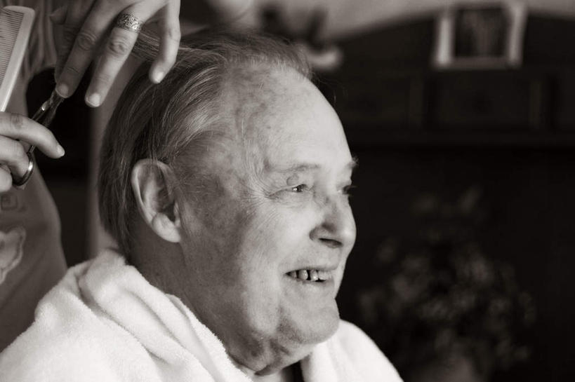 西方人,两个人,理发师,笑,微笑,露齿笑,横图,黑白,室外,白天,侧面,欧洲,欧洲人,握,修剪,阴影,服装,朦胧,模糊,反射,纺织物,工具,剪刀,影子,拿,拿着,注视,休闲装,剃头,衣服,白色,毛巾,观察,看,清洁,休闲,休闲服,握着,服饰,观看,保暖,裁剪,察看,剪子,剪裁,切割,关注,透气,防水,储水,耐磨,吸水,老年男性,男人,男性,白种人,发型师,理发员,美发师,半身,理发