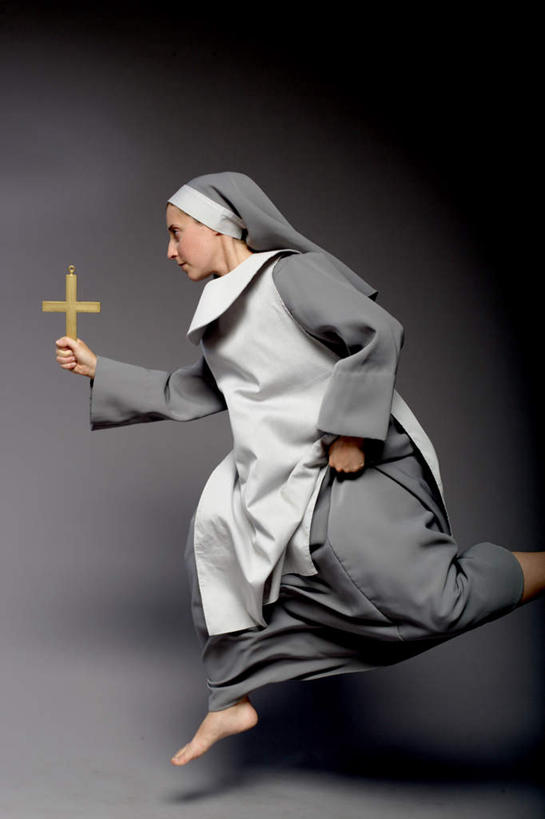 西方人,一个人,跳,举,竖图,室内,白天,侧面,欧洲,欧洲人,仅一个年轻女性,仅一个女性,仅一个人,握,灰色背景,服装,节日,十字架,半空,拿,拿着,注视,光脚,文化,衣服,观察,看,祈祷,托,健康,赤脚,握着,许愿,摄影,宗教,服饰,信仰,影棚,观看,纪念,祈求,察看,基督教,衣着,穿着,关注,天主教,衣饰,平安,年轻女性,女人,女性,白种人,修女,举起,举手,举着,跳跃,向上举,向上伸,向上托,彩图,全身,影棚拍摄,拍摄,修女服
