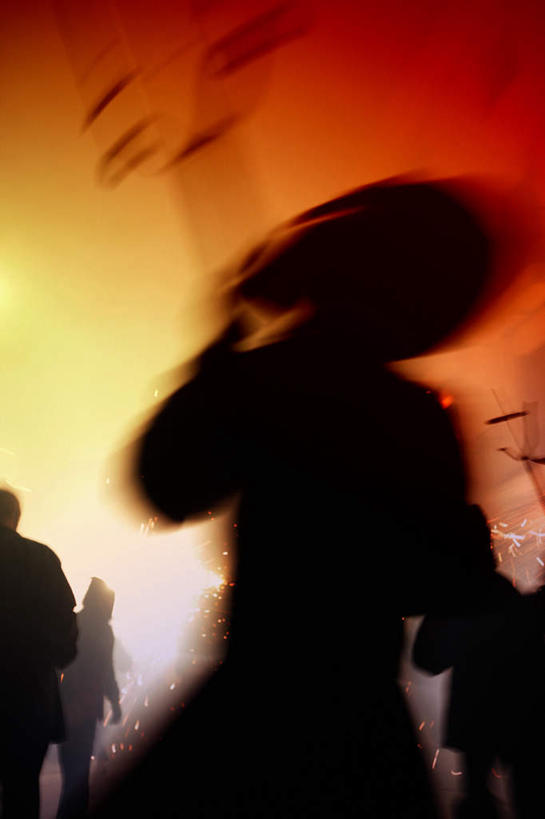 西方人,竖图,室外,夜晚,正面,旅游,度假,热情,火,欧洲,欧洲人,节日,朦胧,模糊,庆祝,火焰,许多人,燃烧,文化,娱乐,一群人,庆典,享受,休闲,放松,纪念,篝火,户外运动,白种人,半身,彩图