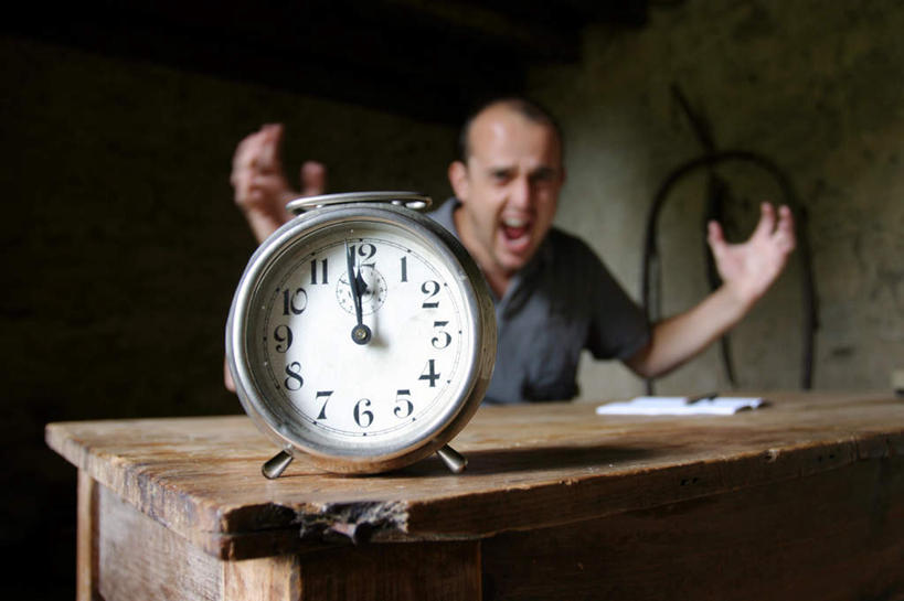 西方人,一个人,举,横图,室内,白天,正面,桌面,桌子,闹钟,欧洲,欧洲人,仅一个男性,仅一个人,仅一个中年男性,握,阴影,服装,朦胧,模糊,时间,光线,木制,标志,时钟,数字,文字,影子,字符,墙,拿,计时,拿着,注视,休闲装,标识,墙壁,墙面,衣服,阳光,木制品,钟表,观察,看,托,张嘴,休闲,休闲服,表,握着,阿拉伯数字,服饰,观看,抓狂,察看,疯狂,关注,张大嘴巴,男人,男性,中年男性,白种人,钟,张开嘴,举起,举手,举着,向上举,向上伸,向上托,半身,彩图