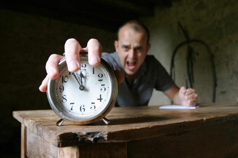 西方人,一个人,横图,室内,白天,正面,桌面,桌子,闹钟,欧洲,欧洲人,仅一个男性,仅一个人,仅一个中年男性,握,阴影,服装,朦胧,模糊,时间,光线,木制,标志,时钟,数字,文字,影子,字符,墙,拿,计时,拿着,注视,休闲装,标识,墙壁,墙面,衣服,阳光,木制品,钟表,观察,看,张嘴,休闲,休闲服,表,握着,阿拉伯数字,服饰,观看,抓狂,察看,疯狂,关注,张大嘴巴,男人,男性,中年男性,白种人,钟,张开嘴,半身,彩图