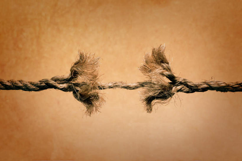 无人,横图,室内,特写,白天,正面,拔河,一根,阴影,黄色背景,反射,影子,破坏,破损,草绳,绳子,断裂,压力,摄影,影棚,磨损,绳索,损坏,稻草绳,彩图,影棚拍摄,拍摄