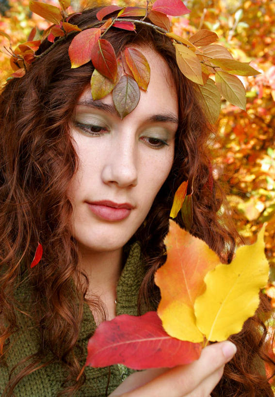 西方人,脸,头,眼睛,鼻子,嘴,耳朵,脸颊,眉毛,睫毛,一个人,站,竖图,俯视,室外,特写,白天,植物,欧洲,欧洲人,瞳孔,仅一个年轻女性,仅一个女性,仅一个人,阴影,服装,反射,影子,枝条,注视,树,树木,树叶,树枝,衣服,观察,看,站着,眼部,服饰,观看,察看,衣着,穿着,关注,衣饰,虬枝,枝杈,年轻女性,女人,女性,白种人,头部,鼻,鼻孔,耳,耳部,睫,口,口腔,脸部,脸蛋,眉,面部,眼,眼睫毛,眼眉,嘴巴,嘴唇,站立,半身,彩图,高角度拍摄,眼眉毛