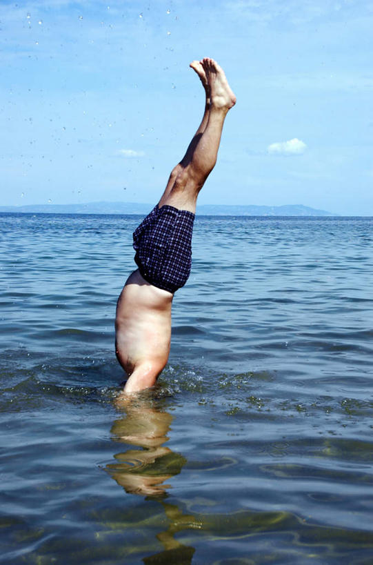 跳水,西方人,一个人,竖图,室外,白天,正面,锻炼,运动,海浪,海洋,山,山脉,欧洲,欧洲人,仅一个男性,仅一个人,阴影,光线,影子,浪花,山峰,云,云朵,山峦,云彩,仅一个年轻男性,蓝色,白云,蓝天,天空,阳光,海水,群山,天,晴朗,水上运动,海景,体育,男人,男性,年轻男性,白种人,大海,风浪,海,海水的波动,近岸浪,涌浪,晴空,半身,彩图,健身