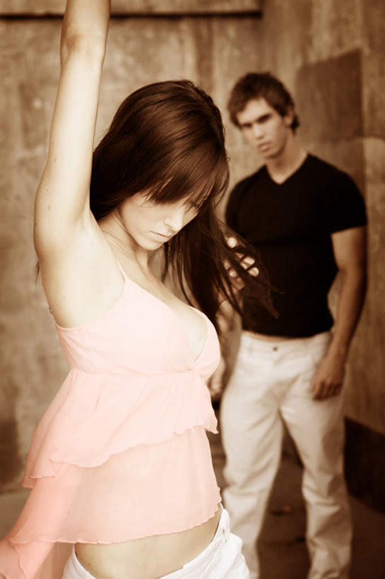 西方人,两个人,站,说,竖图,室内,白天,正面,爱情,讨论,欧洲,欧洲人,阴影,反射,影子,墙,浪漫,注视,墙壁,墙面,观察,看,站着,温暖,温馨,恩爱,恋人,观看,和睦,察看,关注,交流,男人,男性,年轻男性,年轻女性,女人,女性,白种人,情侣,沟通,讲话,交谈,商讨,说话,谈话,站立,半身,彩图,伴侣,融洽