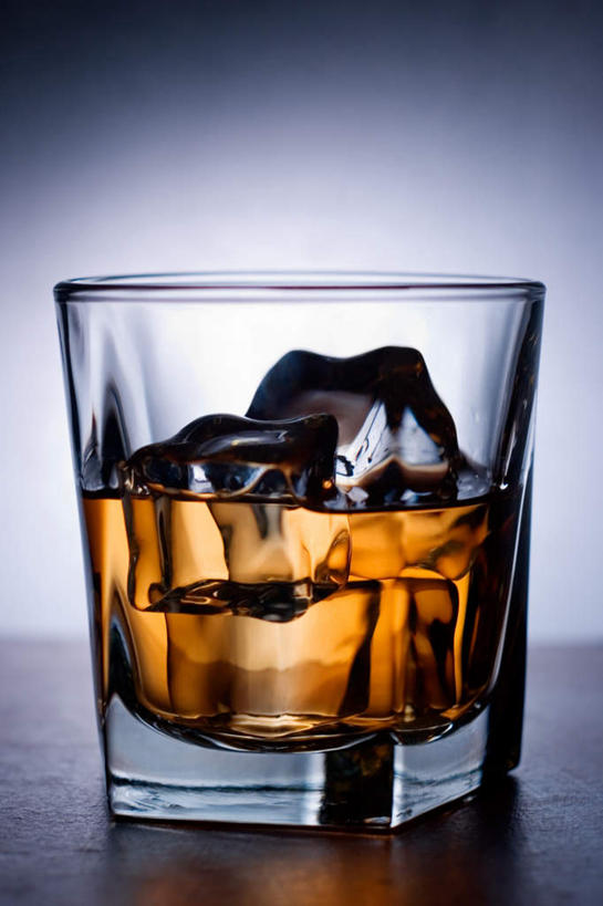 无人,竖图,室外,白天,正面,桌面,桌子,杯子,阴影,反射,木制,高脚杯,影子,冰,冰块,伏特加,酒类,一杯,冷冻,玻璃制品,酒,酒杯,木制品,寒冷,冷藏,冰冷,香槟杯,蒸馏酒,保鲜,玻璃杯,彩图