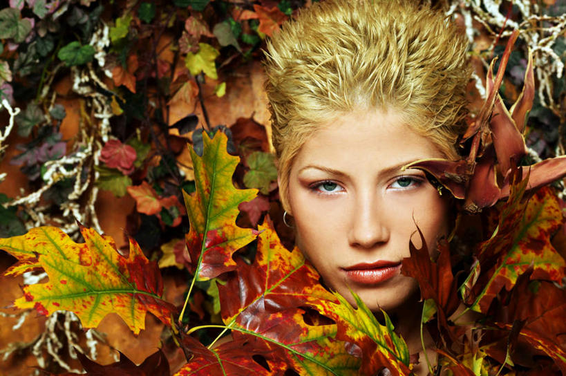 西方人,脸,头,眼睛,鼻子,嘴,耳朵,脸颊,眉毛,睫毛,一个人,横图,俯视,室外,特写,白天,植物,叶子,欧洲,欧洲人,瞳孔,仅一个年轻女性,仅一个女性,仅一个人,阴影,反射,影子,枫叶,枯叶,落叶,枝条,注视,树,树木,树叶,树枝,黄色,红色,观察,看,眼部,观看,枫树叶,察看,关注,虬枝,枝杈,年轻女性,女人,女性,白种人,头部,鼻,鼻孔,耳,耳部,睫,口,口腔,脸部,脸蛋,眉,面部,眼,眼睫毛,眼眉,嘴巴,嘴唇,叶,叶片,半身,彩图,高角度拍摄,眼眉毛