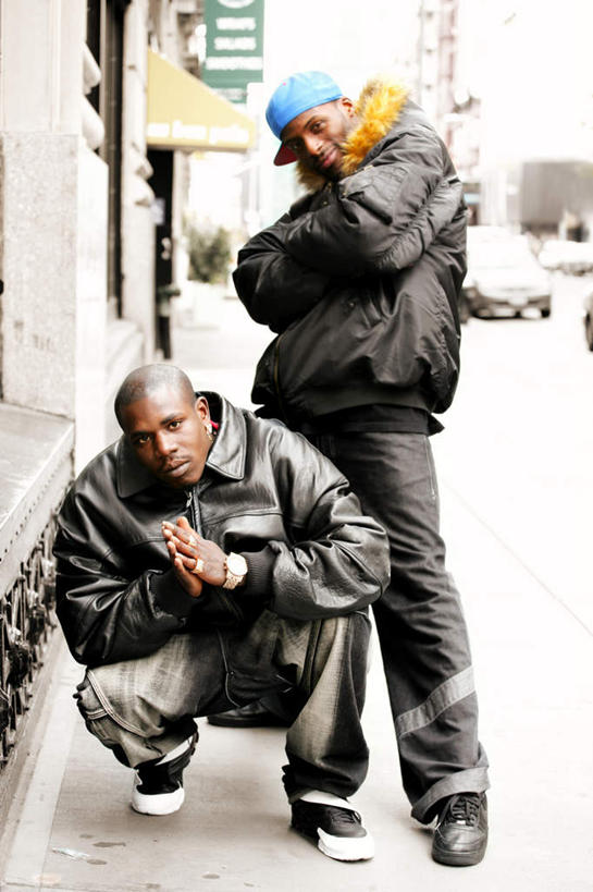 西方人,两个人,站,蹲,笑,双手交叉,微笑,竖图,室外,白天,正面,跳舞,街道,欧洲,非洲,黑人,欧洲人,服装,注视,休闲装,衣服,观察,看,站着,休闲,休闲服,服饰,观看,街舞,察看,双手抱胸,嘻哈,关注,舞姿,男人,男性,年轻男性,非洲人,蹲着,站立,彩图,全身,舞蹈