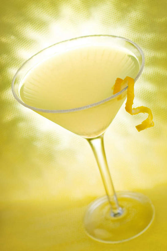 无人,竖图,俯视,室内,特写,白天,柑橘,柠檬,静物,杯子,卷曲,光线,光泽,高脚杯,螺旋,果皮,光芒,伏特加,酒类,照射,文化,玻璃制品,酒,饮料,黄色,酒杯,鸡尾酒,调酒,创造,照耀,光辉,想象,马提尼,马提尼酒,蒸馏酒,鸡尾酒杯,毫光,映照,玻璃杯,益母果,柠果,橘子,桔子,橙子,橙,彩图,高角度拍摄