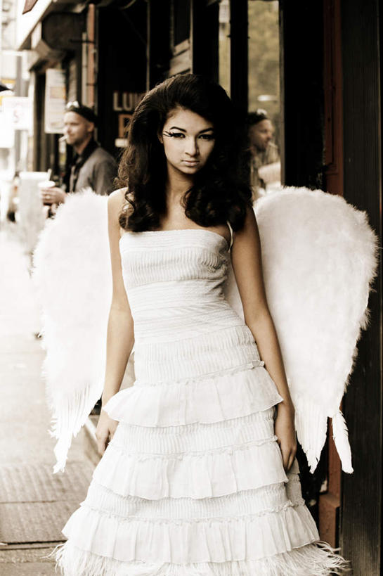 西方人,一个人,站,举,竖图,室外,白天,正面,裙子,街道,欧洲,欧洲人,仅一个年轻女性,仅一个女性,仅一个人,一条,天使,连衣裙,朦胧,模糊,翅膀,注视,白色,观察,看,托,站着,观看,优雅,察看,神圣,高贵,关注,善良,信徒,尊贵,高尚,使者,文雅,崇高,圣洁,年轻女性,女人,女性,白种人,举起,举手,举着,向上举,向上伸,向上托,站立,彩图,全身