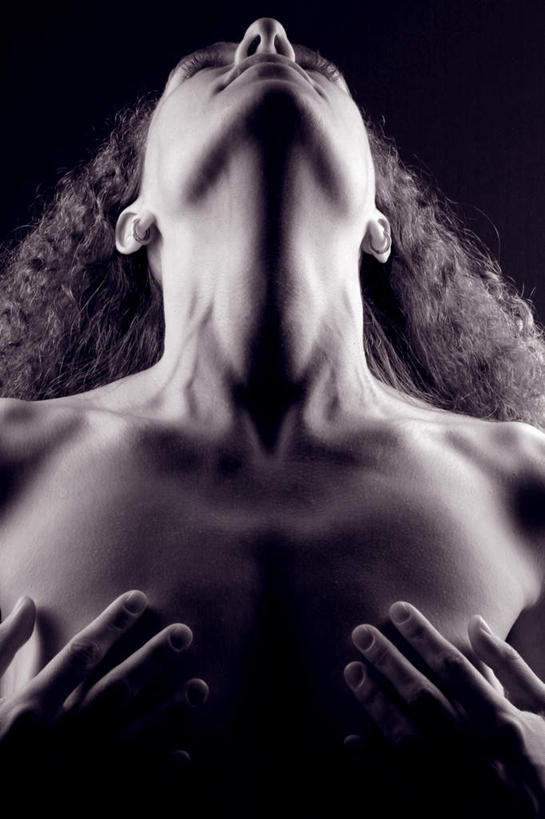 西方人,手,胸,头发,裸体,一个人,摸,竖图,室内,白天,正面,欧洲,欧洲人,双手,仅一个年轻女性,仅一个女性,仅一个人,抚摸,黑色背景,裸露,手部,摄影,影棚,赤裸,暴露,裸,袒露,赤身,年轻女性,女人,女性,白种人,胸部,卷发,触摸,接触,抬头,仰头,半身,彩图,影棚拍摄,拍摄