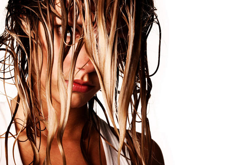 西方人,头发,一个人,横图,室内,白天,白色背景,正面,欧洲,欧洲人,仅一个年轻女性,仅一个女性,仅一个人,光线,黄色,遮,遮掩,摄影,影棚,潮湿,掩盖,遮挡,遮盖,掩饰,湿润,年轻女性,女人,女性,白种人,半身,彩图,影棚拍摄,拍摄