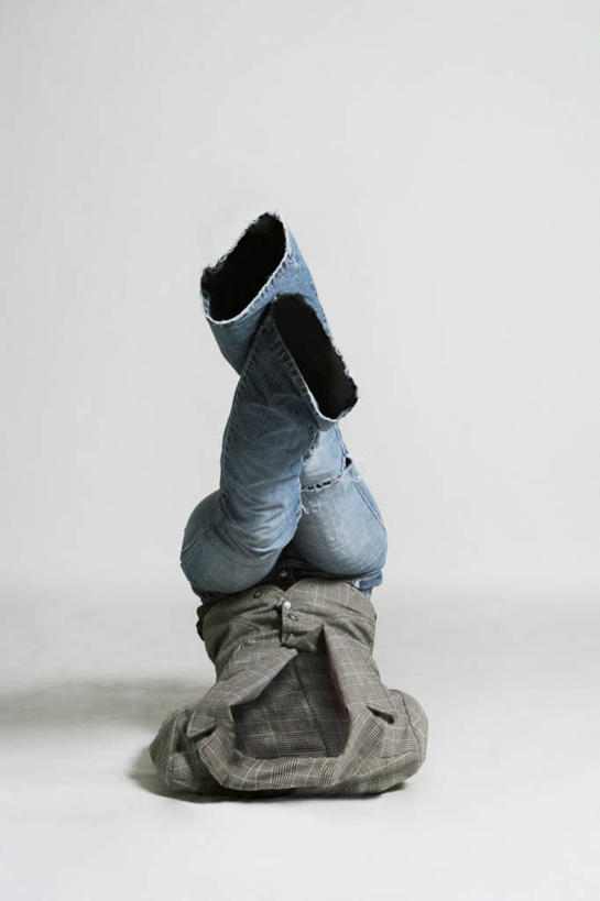 西方人,一个人,无人,竖图,室内,白天,白色背景,数码,科技,地板,欧洲,欧洲人,仅一个年轻女性,仅一个女性,仅一个人,阴影,服装,裤子,艺术,网络,地面,高光,几何,计算机图形,合成,注视,牛仔裤,休闲装,木地板,背面,衣服,观察,看,休息,休闲,休闲服,摄影,服饰,影棚,观看,电脑合成图,数码合成图,察看,夹克,衣着,穿着,关注,写实,具体,具象,歇息,衣饰,茄克,苏息,年轻女性,女人,女性,白种人,半身,彩图,影棚拍摄,拍摄