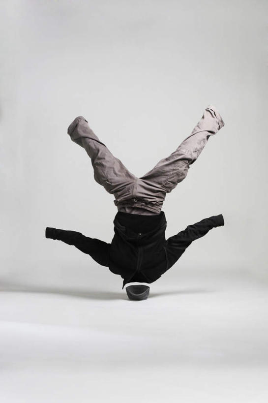 西方人,腿部,腿,一个人,无人,伸展双臂,竖图,室内,白天,白色背景,跳舞,数码,科技,欧洲,欧洲人,仅一个男性,仅一个人,展开,张开,阴影,网络,高光,几何,计算机图形,合成,仅一个年轻男性,背面,双腿,摄影,影棚,街舞,电脑合成图,数码合成图,颠倒,嘻哈,倒置,舞姿,写实,具体,具象,男人,男性,年轻男性,白种人,敞开双臂,伸开双臂,展开双肩,张开手臂,张开双臂,彩图,全身,影棚拍摄,拍摄,舞蹈