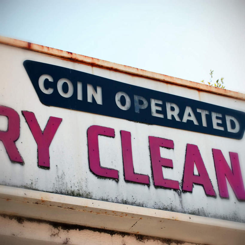 无人,方图,室外,特写,白天,仰视,钱,生锈,英文,标志,钱币,文字,字符,字母,标识,标记,红色,黑色,金融,经济,英文字母,洗衣店,流通,贸易,表记,标帜,锈迹斑斑,货币,现金,硬币,彩图,低角度拍摄