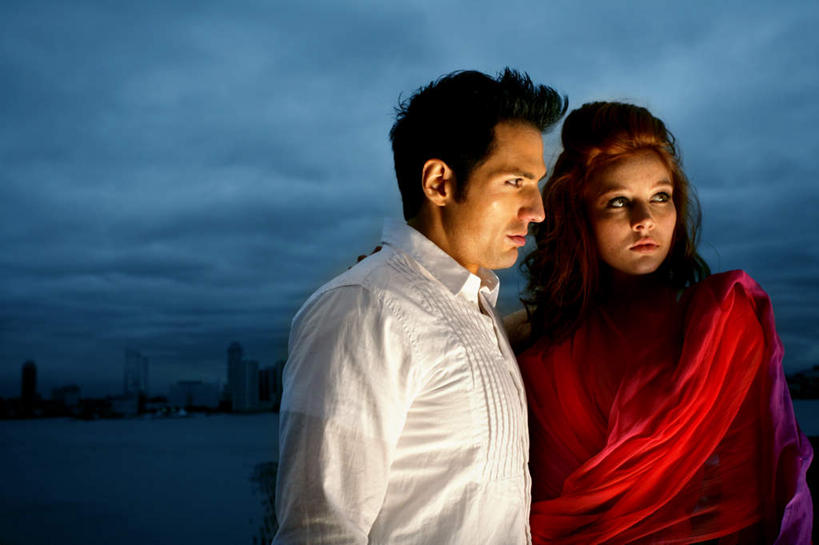 西方人,两个人,站,横图,室外,白天,正面,晚礼服,爱情,时尚,欧洲,欧洲人,灯光,浪漫,注视,漂亮,黄色,红色,蓝色,蓝天,天空,天,观察,看,靠,靠着,亲昵,倚靠,站着,温暖,温馨,恩爱,亲密,亲热,恋人,观看,和睦,察看,倚着,关注,时髦,亲切,密切,时兴,男人,男性,年轻男性,年轻女性,女人,女性,白种人,情侣,站立,半身,彩图,晚宴服,舞会服,洋服,洋装,夜礼服,伴侣,融洽