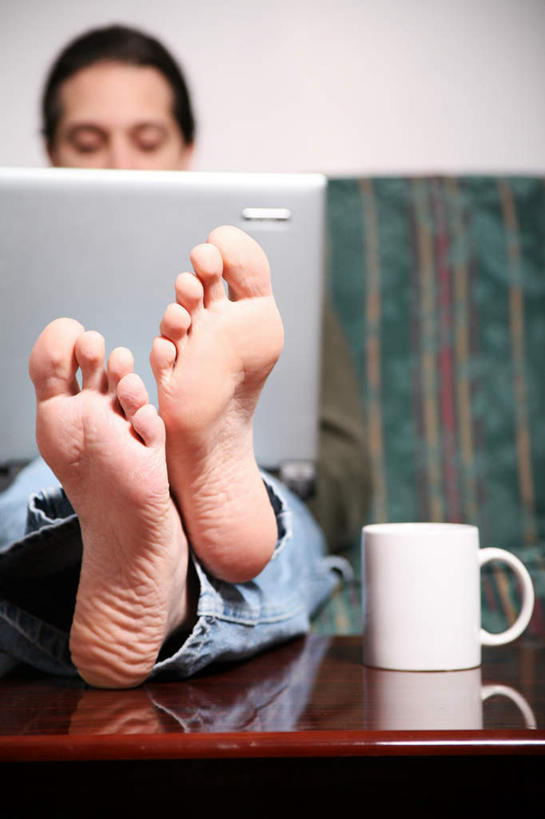 西方人,脚,脚趾,脚趾甲,一个人,坐,竖图,室内,白天,正面,电脑,笔记本电脑,桌面,桌子,杯子,欧洲,欧洲人,仅一个男性,仅一个人,朦胧,模糊,网络,木制,注视,双脚,通讯设备,翘腿,仅一个年轻男性,一只,木制品,水杯,观察,看,观看,察看,放置,搁置,安排,无线,关注,通信设备,无线网络,无线上网,便携式电脑,一部,手提电脑,男人,男性,年轻男性,白种人,脚指甲,茶杯,坐着,半身,彩图