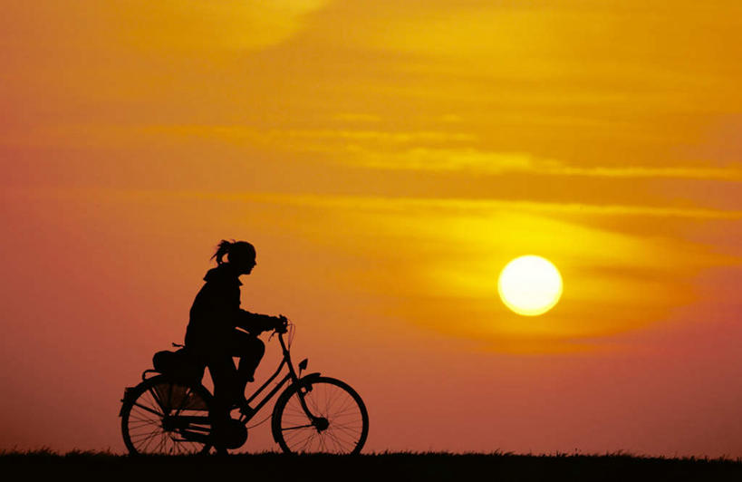 西方人,一个人,横图,室外,白天,侧面,旅游,度假,日出,美景,太阳,自行车,欧洲,欧洲人,仅一个年轻女性,仅一个女性,仅一个人,一辆,光线,光泽,景观,朝霞,晨曦,光芒,黎明,照射,娱乐,车,脚踏车,骑,黄色,阳光,自然,交通工具,驾驶,行驶,享受,休闲,景色,放松,操纵,控制,自然风光,载具,照耀,光辉,操控,把持,毫光,映照,年轻女性,女人,女性,白种人,朝阳,彩图,全身,破晓